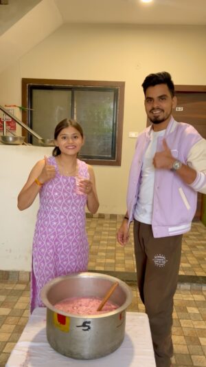 Vaidika laddha Instagram - Mohabbat Ka Sharbat 😋💗
~Watermelon
•Cut them into pieces.
~ chia seeds
•Soak them into water.
~ milk
~ rose syrup
•Mix it well.
~ ice cubes
Enjoy!!!!!!
Follow @eatandeatttttt @chef_onfire_ for more such easy recipes.