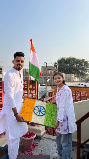 Vaidika laddha Instagram - Republic Day Special 3 Ingredients Kalakand Barfi😋
•Ingredients for small quantity:
~Milk powder- 2-3 Tbsp
~Condensed milk- 400 grams
~Paneer- 400-500 grams
~Elaichi powder- 1 Tsp (Optional)
~Some chopped pistas & kesar on top (Optional)
•For perfect structure Keep the prepared kalakand in fridge for 2-3 hours until it gets completely set!
Follow @eatandeatttttt for more such easy recipes.