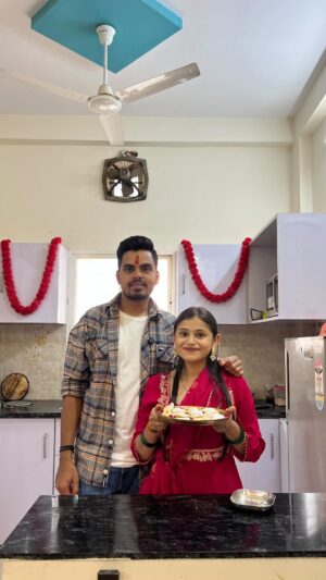 Vaidika laddha Instagram - Kaju Barfi 😋💗
~ 1.5 cup kaju
• Grind it well into a fine powder.
~ 2 cup milk powder
~ 1/2 cup milk
• Mix it well & make a thick mixture .
~ 1 tbsp ghee
• Add milk powder mixture to it & cook it for 4-5 minutes.
• Now add kaju powder to it.
~ 1/2 cup sugar
• Cook it until it leaves the sides & then let it cool down for some time.
• Now make a roll out of a mixture & cover it with a silver barak .
• Cut it into pieces & garnish it with some kesar water & kesar strands.
Enjoyyy this Rakshabandhan by making this easiest mithai at home.
Follow @eatandeatttttt for more such easy recipes.