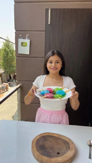 Vaidika laddha Instagram - Barf Ka Gola 😋💗
~ 2 cups sugar
~ 1 cup water
•Let the sugar melts & become thick syrup.
~ lemon juice
•Divide them into three parts .
~ Khus khus syrup
~ Rose syrup
~ Blue lagoon syrup
•Store them into airtight container .
• Make barf Ka gola using machine & make a shape of it as shown in the video.
•Pour the syrup on to the barf Ka gola .
~ Black salt
•Enjoy!!
Follow @eatandeatttttt for more such easy recipes.