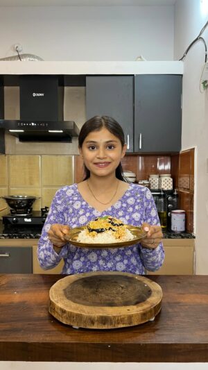 Vaidika laddha Instagram - Dahi Baingan😋💗
~ Baingan
• Cut them as shown in the video & wash them properly.
~ 7-8 Garlic cloves
~ Red chilli powder
~Turmeric powder
~ Aamchur powder
~ Cumin seeds
~ oil
• Make a fine paste of it & add it to the Baingan & mix it well.
• Cook them until they are cooked properly.
For tadka:
~ Cumin seeds
~ mustard seeds
~ curry patta
~ Sukhi Red chilli
~ Chopped onions
~ salt
~ Red chilli powder
• Mix it well & let it cool down.
~ Dahi
• Mix it & add tadka to it & Serve it with rice .
Follow @eatandeatttttt for more such easy recipes.