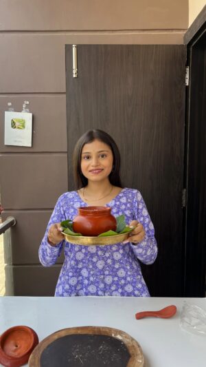 Vaidika laddha Instagram - Misti Doi 💗😋
~ 2 tbsp Milk powder
~ milk
• mix it well
~4 tbsp Sugar
• Let it caramelised & melt
~ 1.5 litre milk
•add milk gradually & boil it , mix it well.
• Let it cool down.
~ 3 tbsp Dahi
~ whisk it well & let it set for overnight in normal temperature & for 1 hour in refrigerator.
•Garnish it with some chopped nuts & enjoy.
Follow @eatandeatttttt for more such easy recipes.