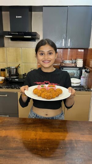Vaidika laddha Instagram - Kurkure momos 😘💗
~ 1.5 cup maida
~ salt
~ Water
• Make a dough & let it rest for 10-15 minutes.
For stuffing :
~ finely chopped Cabbage
~ Finely chopped onions
~ Finely chopped carrots
~ Finely chopped garlic
~ Paneer
~ Black pepper powder
~ Salt
~Peri peri masala
For slurry:
~ Maida
~ salt
~ water
•Mix it well & slurry is ready.
• Now roll out the dough & cut it into small circles & make the momos as shown in the video.
~ Cornflakes
• Dip the momos into slurry & coat the momos in cornflakes & Repeat this process for more crunchiness.
•Fry the coated momos in hot oil until they become golden in colour.
• Serve it with mayonnaise & momos chutney.
Follow @eatandeatttttt for more such easy recipes.