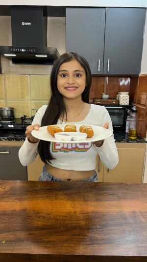 Vaidika laddha Instagram - Veg Popsicles 😋💗
~ Oil
~ Jeera
~ Mustard seeds
~ Chopped Garlic
~ Chopped Onions
~ Chopped capsicum
~Chopped tomatoes
~ salt
~ Red chilli powder
~ Chaat masala
~ Turmeric powder
~ peri peri masala
~Black salt
~ Oregano
•Cook it & mix it well.
~ Grated paneer
~ Bolied & mashed potatoes
• Again mix it well & garnish it with coriander leaves.
~ Bread
• Cut the sides of bread & flatten them .
•Make popsicles as shown in the video.
~ Maida cornflour slurry
~ Bread crumbs
• dip them in slurry & then coat them in bread crumbs & fry them in hot oil.
Enjoy !!!!!!
Follow @eatandeatttttt for more such easy recipes.