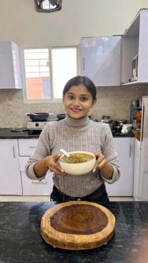 Vaidika laddha Instagram - Paneer Manchow Soup😋💗
~ Oil
~ Chopped garlic
~ Chopped ginger
~Chopped green chillies
~ 1/2 cup onions
~1/2 cup capsicum
~1/2 cup Cabbage
~1/2 cup Cauliflower
~Water
~salt
~1/2 tbsp Black pepper powder
~ 1/4 th tbsp Ajinomoto
~ 1 tbsp soya sauce
~2 tbsp red chilli sauce
~Chopped Paneer
~1/2 cup cornflour slurry
•Cook it until it comes boiling & Garnish it with some coriander leaves & fried noodles.
•Serve it hot with some paneer.
Follow @eatandeatttttt for more such easy recipes.