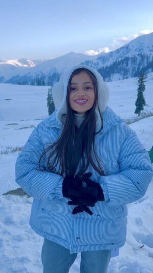 Vaidika laddha Instagram - Never touch snow without hand gloves 🙈