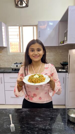 Vaidika laddha Instagram - Monsoon Maggi 😋💗
~ 7-8 garlic cloves
~ 1 tbsp red chilli powder
~ 1/2 tbsp peri peri
~ oregano
~ salt
~ Melted butter
• Mix it well & form a paste.
~ Maggi
• Boil a Maggi & drain the access water from it.
~ Butter
• Add prepared paste in butter & add some water to it.
~ Maggi Tastemaker
~Cheese
• Add Maggi & mix it well & garnish it with some cheese slice & sesame seeds & coriander leaves.
Enjoy!!!!!!!
Follow @eatandeatttttt for more such easy recipes.