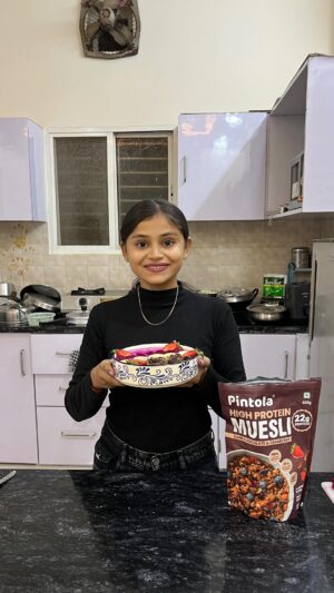 Vaidika laddha Instagram - Chocolate muesli smoothie bowl😋💗
~ 1 cup dragonfruit
~ 1 cup banana
~1 cup strawberry
• Froze them in a freezer for at least 1/2 hour.
~ 1 cup chilled yogurt
~ 1 1/2 tbsp honey
~ 1 tbsp peanut butter
• In a blender blend all the ingredients mentioned above.
~ 2 cups pintola’s chocolate cranberry muesli
✴️Pintola’s High Protein muesli has
22gm of Protein Full of nuts and seeds
Super crunchy and tasty.
• Arrange in a bowl as shown in the video.
Readyyyyy!!!!!!
Follow @eatandeatttttt for more such easy recipes.