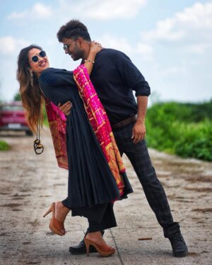 Vaishnavi Naik Instagram - Jinna gussa kardi aa teri Naar vey..
Ohnu ohdon vad Tere naal Pyaar ae…🖤
📸 @aditya.image
#couple #couplephotoshoot #pose #coupleposes #black #ootd #ronavi #beingnavi ✨