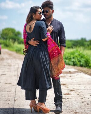 Vaishnavi Naik Instagram - Jinna gussa kardi aa teri Naar vey..
Ohnu ohdon vad Tere naal Pyaar ae…🖤
📸 @aditya.image
#couple #couplephotoshoot #pose #coupleposes #black #ootd #ronavi #beingnavi ✨