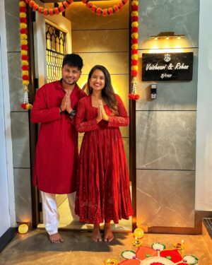 Vaishnavi Naik Instagram - शुभ दीपावली..!!✨🪔🎇🙏🏻
May this Diwali bring happiness, blessings and prosperity in your life🙏🏻
P.S. या फराळ खायला..!😀😋🫶🏻
#diwali2024 #happydiwali #festival #blessed #thankful #happiness #ronavi #beingnavi ✨