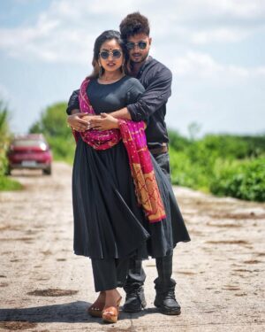 Vaishnavi Naik Instagram - Jinna gussa kardi aa teri Naar vey..
Ohnu ohdon vad Tere naal Pyaar ae…🖤
📸 @aditya.image
#couple #couplephotoshoot #pose #coupleposes #black #ootd #ronavi #beingnavi ✨