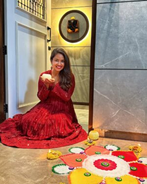 Vaishnavi Naik Instagram - शुभ दीपावली..!!✨🪔🎇🙏🏻
May this Diwali bring happiness, blessings and prosperity in your life🙏🏻
P.S. या फराळ खायला..!😀😋🫶🏻
#diwali2024 #happydiwali #festival #blessed #thankful #happiness #ronavi #beingnavi ✨