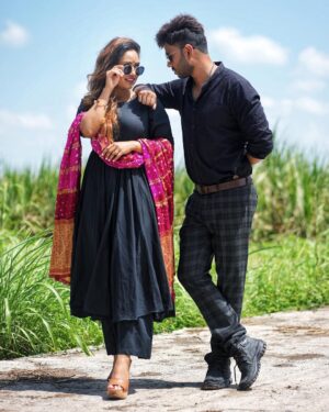 Vaishnavi Naik Instagram - Jinna gussa kardi aa teri Naar vey..
Ohnu ohdon vad Tere naal Pyaar ae…🖤
📸 @aditya.image
#couple #couplephotoshoot #pose #coupleposes #black #ootd #ronavi #beingnavi ✨