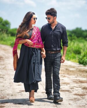 Vaishnavi Naik Instagram - Jinna gussa kardi aa teri Naar vey..
Ohnu ohdon vad Tere naal Pyaar ae…🖤
📸 @aditya.image
#couple #couplephotoshoot #pose #coupleposes #black #ootd #ronavi #beingnavi ✨
