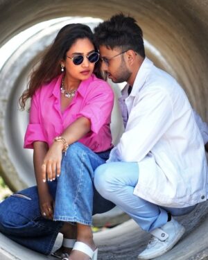 Vaishnavi Naik Instagram - Be a Boss. Marry a Boss.
Build an Empire Together 💯
@rohanrrp
📸 @aditya.image
#couple #couplephotoshoot #pose #pink
#blessed #ronavi #beingnavi ✨
