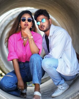 Vaishnavi Naik Instagram - Be a Boss. Marry a Boss.
Build an Empire Together 💯
@rohanrrp
📸 @aditya.image
#couple #couplephotoshoot #pose #pink
#blessed #ronavi #beingnavi ✨