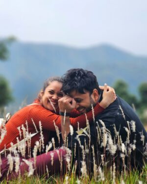 Vaishnavi Naik Instagram - Hua mujhe bhi pyaar hua..! 😍
This man & that place.. Both were worth falling in love with ❤️
#candid #photoshoot #travel #binsar #uttrakhand #vacationtime #thankful #blessed #ronavi #beingnavi ✨