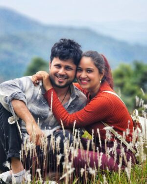 Vaishnavi Naik Instagram - Hua mujhe bhi pyaar hua..! 😍
This man & that place.. Both were worth falling in love with ❤️
#candid #photoshoot #travel #binsar #uttrakhand #vacationtime #thankful #blessed #ronavi #beingnavi ✨