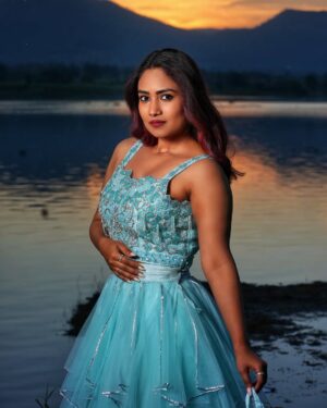 Vaishnavi Naik Instagram - She Turned Her Can'ts into Cans.. And Her Dreams Into Plans..💯💙
Outfit 👗@wearitoncestore
#ootd #blue #photoshoot #sunset #princess #vibes #fashion #fashioninspo #beingnavi ✨