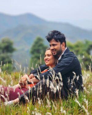 Vaishnavi Naik Instagram - Hua mujhe bhi pyaar hua..! 😍
This man & that place.. Both were worth falling in love with ❤️
#candid #photoshoot #travel #binsar #uttrakhand #vacationtime #thankful #blessed #ronavi #beingnavi ✨
