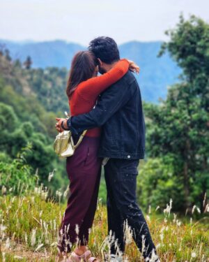 Vaishnavi Naik Instagram - Hua mujhe bhi pyaar hua..! 😍
This man & that place.. Both were worth falling in love with ❤️
#candid #photoshoot #travel #binsar #uttrakhand #vacationtime #thankful #blessed #ronavi #beingnavi ✨