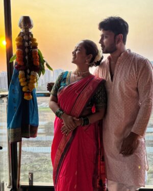 Vaishnavi Naik Instagram - गुडी पाडव्याच्या खूप शुभेच्छा..!!🙏🏻✨♥️
May this new year bring you happiness, prosperity, and success. Let the vibrant spirit of Gudi Padwa fill your life with positivity, good health, and new beginnings.
Wishing you a very Happy Gudi Padwa! 🌸✨🌿
#gudipadwa #festival #newyear #happiness #thankful #blessings ✨