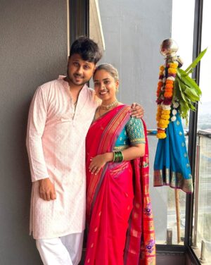 Vaishnavi Naik Instagram - गुडी पाडव्याच्या खूप शुभेच्छा..!!🙏🏻✨♥️
May this new year bring you happiness, prosperity, and success. Let the vibrant spirit of Gudi Padwa fill your life with positivity, good health, and new beginnings.
Wishing you a very Happy Gudi Padwa! 🌸✨🌿
#gudipadwa #festival #newyear #happiness #thankful #blessings ✨