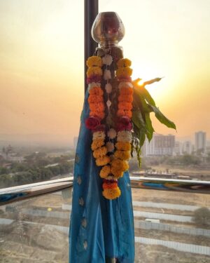 Vaishnavi Naik Instagram - गुडी पाडव्याच्या खूप शुभेच्छा..!!🙏🏻✨♥️
May this new year bring you happiness, prosperity, and success. Let the vibrant spirit of Gudi Padwa fill your life with positivity, good health, and new beginnings.
Wishing you a very Happy Gudi Padwa! 🌸✨🌿
#gudipadwa #festival #newyear #happiness #thankful #blessings ✨