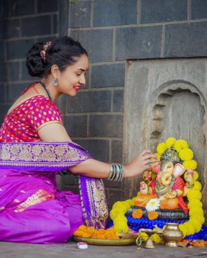 Vaishnavi Naik Instagram - गणेश चतुर्थी निमित्त सर्वांना मंगलमय शुभेच्छा..!!🌺
May the blessings of Lord Ganesha always be with you & your Family ✨
Wish you all a very Happy & Blessed Ganesh Chaturthi🙏🏻
Outfit & makeup @_vb_792019
Picture Credit @rohanrrp
Picture Editing @aditya.image
#ganeshchaturthi #ganpati #ganpatibappamorya #blessed #thankful #beingnavi ✨
