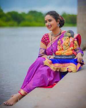 Vaishnavi Naik Instagram - गणेश चतुर्थी निमित्त सर्वांना मंगलमय शुभेच्छा..!!🌺
May the blessings of Lord Ganesha always be with you & your Family ✨
Wish you all a very Happy & Blessed Ganesh Chaturthi🙏🏻
Outfit & makeup @_vb_792019
Picture Credit @rohanrrp
Picture Editing @aditya.image
#ganeshchaturthi #ganpati #ganpatibappamorya #blessed #thankful #beingnavi ✨