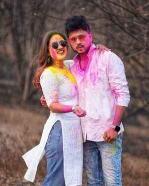 Vaishnavi Naik Instagram - May this Festival of Colours bring Happiness & Prosperity in your life..😃
Happy Holi to you & your Family🙏🏻
#holi2023 #happyholi #colours #blessed #ronavi #beingnavi ✨