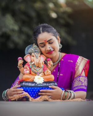 Vaishnavi Naik Instagram - गणेश चतुर्थी निमित्त सर्वांना मंगलमय शुभेच्छा..!!🌺
May the blessings of Lord Ganesha always be with you & your Family ✨
Wish you all a very Happy & Blessed Ganesh Chaturthi🙏🏻
Outfit & makeup @_vb_792019
Picture Credit @rohanrrp
Picture Editing @aditya.image
#ganeshchaturthi #ganpati #ganpatibappamorya #blessed #thankful #beingnavi ✨