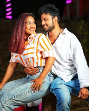Vaishnavi Naik Instagram - Hugging you, is my Favourite thing to do..💯
@rohanrrp ❤️
Tag the person you wanna click such Pictures with.. 😍
#coupleposes #hugs #couplethings #memories #ronavi #beingnavi ✨