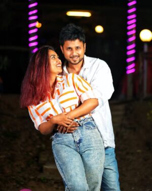 Vaishnavi Naik Instagram - Hugging you, is my Favourite thing to do..💯
@rohanrrp ❤️
Tag the person you wanna click such Pictures with.. 😍
#coupleposes #hugs #couplethings #memories #ronavi #beingnavi ✨