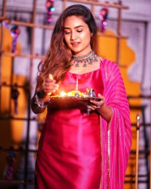 Vaishnavi Naik Instagram - शुभ दीपावली..!!✨
May this Festival of Lights bring Glow, Joy and Prosperity in your Life❤️
Wishing you and your Family, a very Happy and Blessed Diwali🙏
📸@man_of_the_wildlife
📍@studiomayasabha
#diwali #happydiwali #festival #love #light #beingnavi ✨