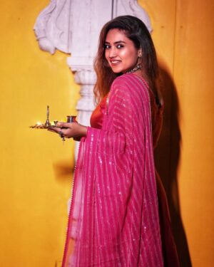 Vaishnavi Naik Instagram - शुभ दीपावली..!!✨
May this Festival of Lights bring Glow, Joy and Prosperity in your Life❤️
Wishing you and your Family, a very Happy and Blessed Diwali🙏
📸@man_of_the_wildlife
📍@studiomayasabha
#diwali #happydiwali #festival #love #light #beingnavi ✨