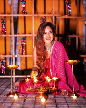 Vaishnavi Naik Instagram - शुभ दीपावली..!!✨
May this Festival of Lights bring Glow, Joy and Prosperity in your Life❤️
Wishing you and your Family, a very Happy and Blessed Diwali🙏
📸@man_of_the_wildlife
📍@studiomayasabha
#diwali #happydiwali #festival #love #light #beingnavi ✨