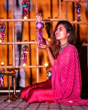 Vaishnavi Naik Instagram - शुभ दीपावली..!!✨
May this Festival of Lights bring Glow, Joy and Prosperity in your Life❤️
Wishing you and your Family, a very Happy and Blessed Diwali🙏
📸@man_of_the_wildlife
📍@studiomayasabha
#diwali #happydiwali #festival #love #light #beingnavi ✨