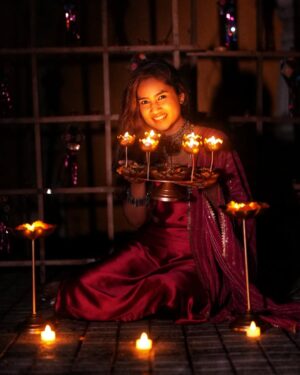Vaishnavi Naik Instagram - शुभ दीपावली..!!✨
May this Festival of Lights bring Glow, Joy and Prosperity in your Life❤️
Wishing you and your Family, a very Happy and Blessed Diwali🙏
📸@man_of_the_wildlife
📍@studiomayasabha
#diwali #happydiwali #festival #love #light #beingnavi ✨