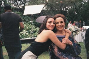 Valentina Buzzurro Instagram - Hoy terminó este proyecto donde conocí a gente maravillosa de la que aprendí mucho, donde comencé a Blanca como una y la dejé como otra totalmente distinta, crecí, jugué, lloré y me conocí más a través de ella….
Estoy muy agradecida con Dios por ponerme en el camino a estas personas buenas que aman lo que hacen… por darme consejos a través de Silvia, de Diana, de Ale… de todos !
Y por último y más importante, hago este post para agradecerles como siempre a ustedes que son la parte más importante para que este pastel se pueda cocer… gracias por permitirnos contarles esta historia… por prestarnos por un ratito sus oídos sus ojos y sus emociones … a los que nos vieron en su casa después de trabajar, a los que nos veían en el trabajo en tik tok, a los que llegaban y en la nochecita prendían vix… espero la hayan disfrutado mucho… tanto como nosotros hacerla !
Eternamente juntos
Eternamente monton shots
Eternamente mueganos
Eternamente amándonos !! 💘