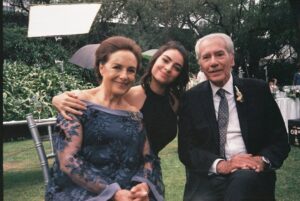 Valentina Buzzurro Instagram - Hoy terminó este proyecto donde conocí a gente maravillosa de la que aprendí mucho, donde comencé a Blanca como una y la dejé como otra totalmente distinta, crecí, jugué, lloré y me conocí más a través de ella….
Estoy muy agradecida con Dios por ponerme en el camino a estas personas buenas que aman lo que hacen… por darme consejos a través de Silvia, de Diana, de Ale… de todos !
Y por último y más importante, hago este post para agradecerles como siempre a ustedes que son la parte más importante para que este pastel se pueda cocer… gracias por permitirnos contarles esta historia… por prestarnos por un ratito sus oídos sus ojos y sus emociones … a los que nos vieron en su casa después de trabajar, a los que nos veían en el trabajo en tik tok, a los que llegaban y en la nochecita prendían vix… espero la hayan disfrutado mucho… tanto como nosotros hacerla !
Eternamente juntos
Eternamente monton shots
Eternamente mueganos
Eternamente amándonos !! 💘