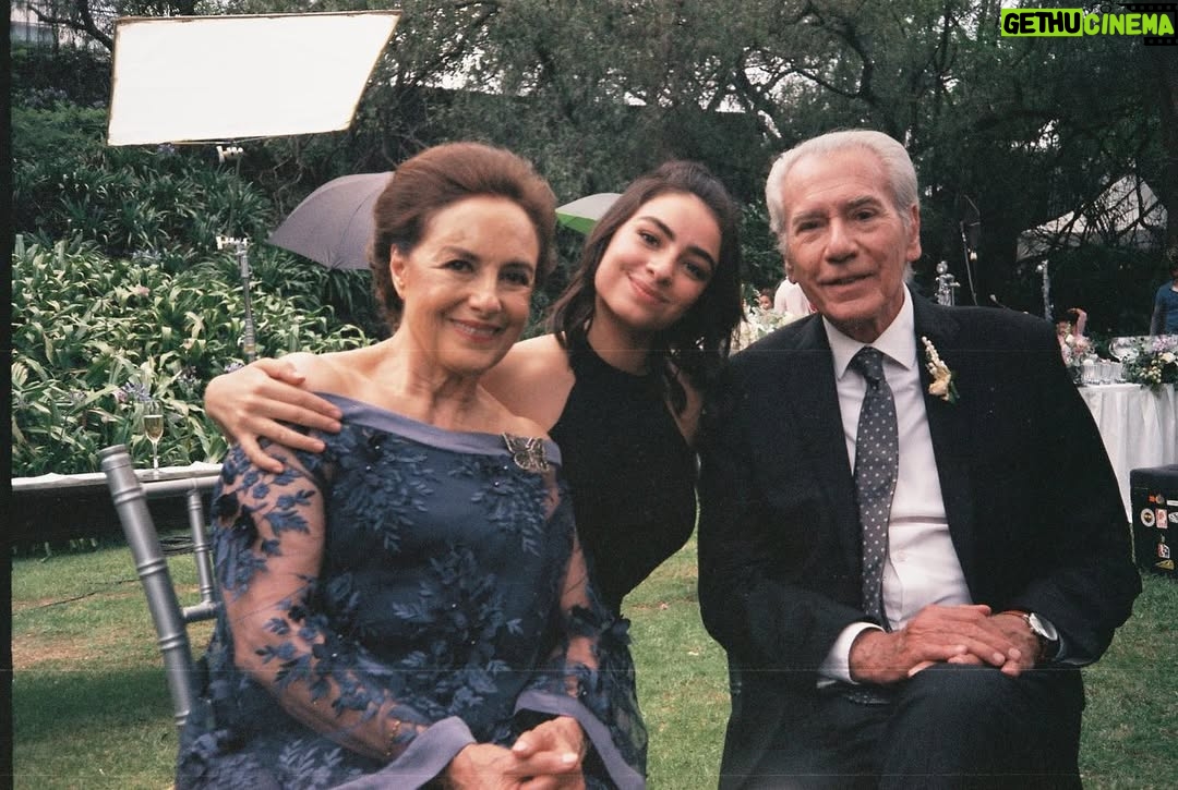 Valentina Buzzurro - 46.9K Likes - Hoy terminó este proyecto donde conocí a gente maravillosa de la que aprendí mucho, donde comencé a Blanca como una y la dejé como otra totalmente distinta, crecí, jugué, lloré y me conocí más a  través de ella…. 
Estoy muy agradecida con Dios por ponerme en el camino a estas personas buenas que aman lo que hacen… por darme consejos a través de Silvia, de Diana, de Ale… de todos !
Y por último y más importante, hago este post para agradecerles como siempre a ustedes que son la parte más importante para que este pastel se pueda cocer… gracias por permitirnos contarles esta historia… por prestarnos por un ratito sus oídos sus ojos y sus emociones … a los que nos vieron en su casa después de trabajar, a los que nos veían en el trabajo en tik tok, a los que llegaban y en la nochecita prendían vix… espero la hayan disfrutado mucho… tanto como nosotros hacerla ! 
Eternamente juntos 
Eternamente monton shots
Eternamente mueganos
Eternamente amándonos !! 💘