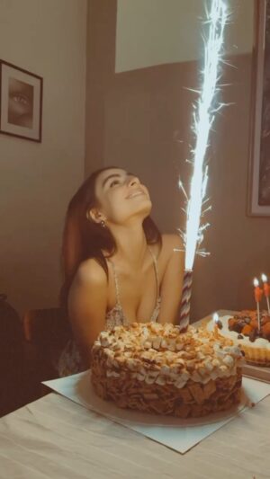 Valentina Buzzurro Instagram - Desde ayer ya tengo 24…
Según yo a esta edad ya iba a tener a mis dos bebes y una mansión jajaja pero Dios tiene siempre mejores planes para uno, me fascina vivir, reír, compartir y ser un proceso andante… recibo a esta edad sin expectativas por primera vez dejándola guiarme, sorprenderme y agradeciéndole haber llegado hasta ella como he llegado, con gente que me quiere con todo su corazón y yo a ellos. A seguir amando y expandiéndome desde esta nueva perspectiva…! No puedo creer que ya diré que tengo 24 yeeeey!!!! ( como siempre me olvidó de tomar fotos quiero agradecer a @yare_santana_ por este hermoso recuerdo) 💕 soy la última Géminis qué pasó de panzasoooo!