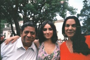 Valentina Buzzurro Instagram - Hoy terminó este proyecto donde conocí a gente maravillosa de la que aprendí mucho, donde comencé a Blanca como una y la dejé como otra totalmente distinta, crecí, jugué, lloré y me conocí más a través de ella….
Estoy muy agradecida con Dios por ponerme en el camino a estas personas buenas que aman lo que hacen… por darme consejos a través de Silvia, de Diana, de Ale… de todos !
Y por último y más importante, hago este post para agradecerles como siempre a ustedes que son la parte más importante para que este pastel se pueda cocer… gracias por permitirnos contarles esta historia… por prestarnos por un ratito sus oídos sus ojos y sus emociones … a los que nos vieron en su casa después de trabajar, a los que nos veían en el trabajo en tik tok, a los que llegaban y en la nochecita prendían vix… espero la hayan disfrutado mucho… tanto como nosotros hacerla !
Eternamente juntos
Eternamente monton shots
Eternamente mueganos
Eternamente amándonos !! 💘