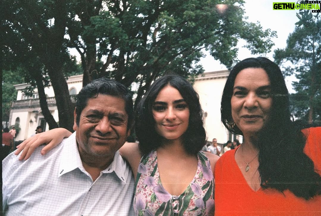 Valentina Buzzurro - 46.9K Likes - Hoy terminó este proyecto donde conocí a gente maravillosa de la que aprendí mucho, donde comencé a Blanca como una y la dejé como otra totalmente distinta, crecí, jugué, lloré y me conocí más a  través de ella…. 
Estoy muy agradecida con Dios por ponerme en el camino a estas personas buenas que aman lo que hacen… por darme consejos a través de Silvia, de Diana, de Ale… de todos !
Y por último y más importante, hago este post para agradecerles como siempre a ustedes que son la parte más importante para que este pastel se pueda cocer… gracias por permitirnos contarles esta historia… por prestarnos por un ratito sus oídos sus ojos y sus emociones … a los que nos vieron en su casa después de trabajar, a los que nos veían en el trabajo en tik tok, a los que llegaban y en la nochecita prendían vix… espero la hayan disfrutado mucho… tanto como nosotros hacerla ! 
Eternamente juntos 
Eternamente monton shots
Eternamente mueganos
Eternamente amándonos !! 💘