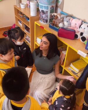 Valentina Buzzurro Instagram - Hoy cumplí un sueño de mi lista de sueños donde hay de todo un poco… y era leerle a muchos niños! Les leí a los niños de preescolar y a los de sexto de primaria mis dos libros infantiles favoritos, me puse muuuy nerviosa pero como siempre los niños te abrazan y te hacen la más feliz del mundo…. En fin check!!!!! 💕💕💕