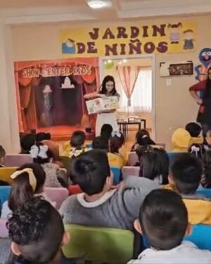 Valentina Buzzurro Instagram - Hoy cumplí un sueño de mi lista de sueños donde hay de todo un poco… y era leerle a muchos niños! Les leí a los niños de preescolar y a los de sexto de primaria mis dos libros infantiles favoritos, me puse muuuy nerviosa pero como siempre los niños te abrazan y te hacen la más feliz del mundo…. En fin check!!!!! 💕💕💕