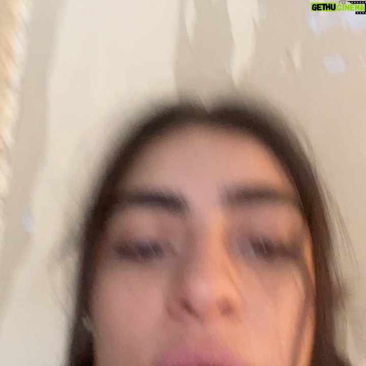 Valentina Buzzurro - 14.1K Likes - Hoy acabé de hacer a “Pereza” con todo mi corazón, de la mano de un equipo que se lleva mi corazón… 
Actuar me salva, me hace conocer gente que inspira, me hace superar fobias, crecer, me acompaña y me abraza siempre…! 
(No los subí a todos pero los adoro a todos !)💙