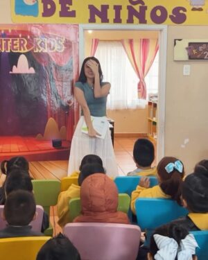 Valentina Buzzurro Instagram - Hoy cumplí un sueño de mi lista de sueños donde hay de todo un poco… y era leerle a muchos niños! Les leí a los niños de preescolar y a los de sexto de primaria mis dos libros infantiles favoritos, me puse muuuy nerviosa pero como siempre los niños te abrazan y te hacen la más feliz del mundo…. En fin check!!!!! 💕💕💕